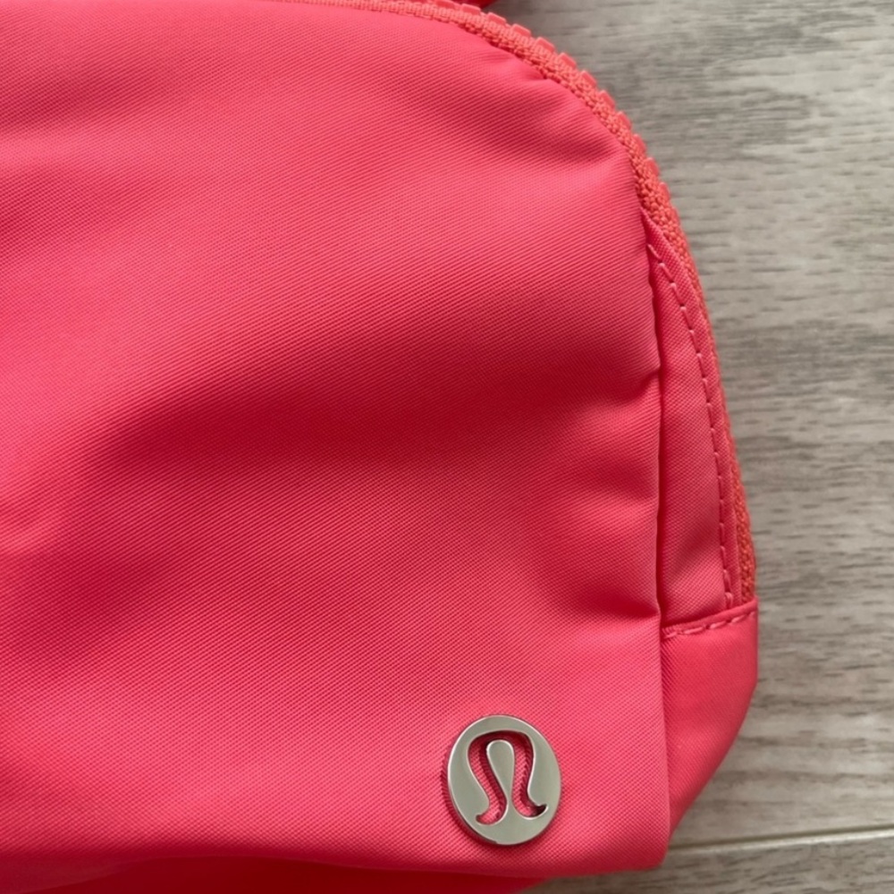 NWT Lululemon Everywhere Belt Ripened Raspberry - Picture 5 of 7